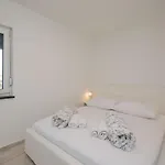 Lopar Zorica 3 *