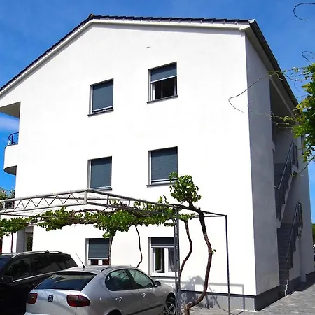 Lopar Zorica 3 *
