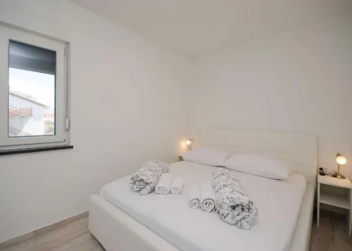 Lopar Zorica 3 *